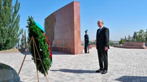 Токаев возложил цветы к мемориалу «Ата-Бейит» в рамках визита в Кыргызстан
