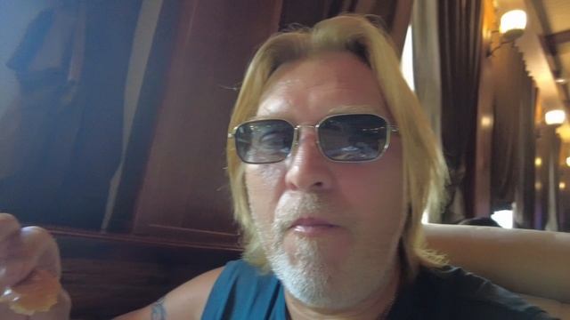 Ресторан Уголок! Ташкентский Бродвей! И ордена на мостовой! смотреть онлайн