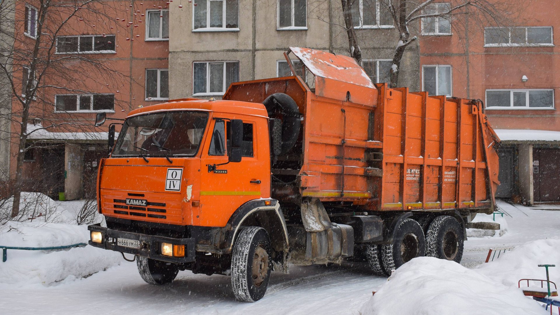 Мусоровоз МКМ-4705-01 (МК-4453-07) на шасси КамАЗ-65115-62 (Н 666 УМ 22) / Kamaz garbage truck. смотреть онлайн