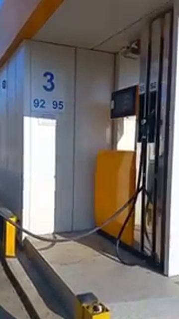 ВАЗ 2112 Мы на заправке уже час