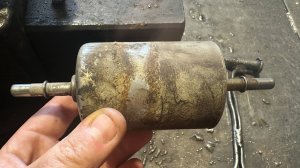 Топливный фильтр после пробега 85000 км на Ниве Шевроле. Вскрываем и смотрим , что там внутри.