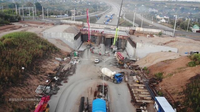 Заливка свод тоннеля бетоном - строительство автомагистрали Центральная / город Самара / Russia