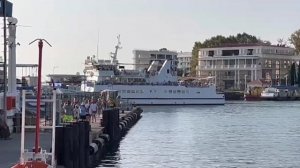 Теплоход Дагомыс отчаливает от причала в морском порту Сочи.