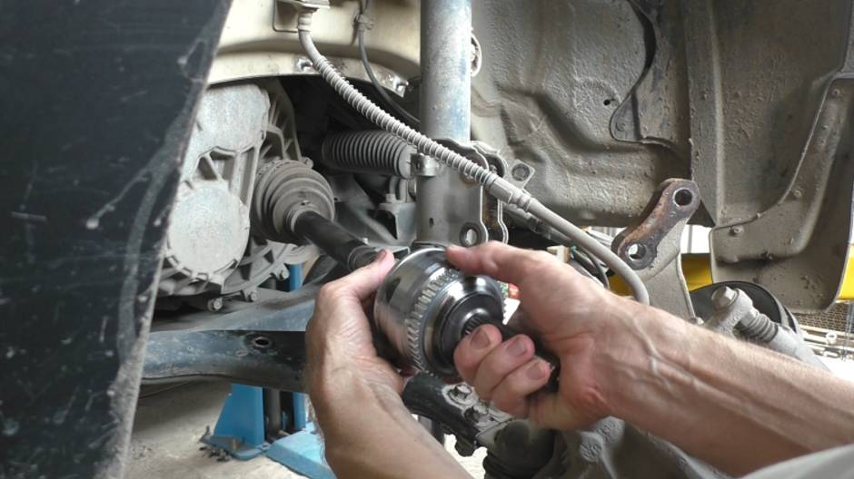 Замена переднего левого наружного ШРУС на SsangYong Actyon 2,0 4WD  СсангЙонг Актион 2013 года