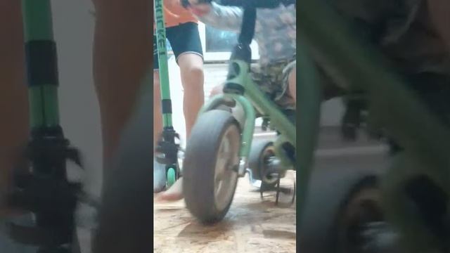 учу делать трюки на самокате смотреть онлайн