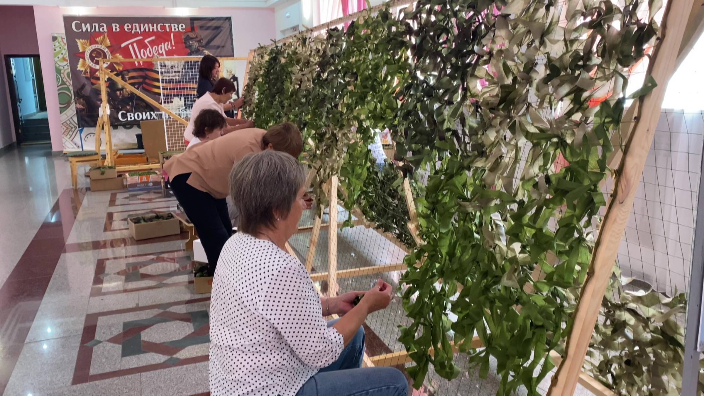 Около 200 маскировочных сетей отправлено нурлатскими волонтерами в зону СВО смотреть онлайн