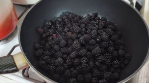 Топлю печь ,готовлю обед,сидим без света,сбор урожая.