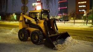 Фронтальный мини-погрузчик ANT-1000.01. Чистка тротуаров от снега.