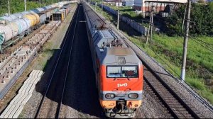 МАГИСТРАЛЬ ПОД МОСТОМ. ПРОЕХАЛ ОДИН ПАССАЖИРСКИЙ ПОЕЗД. ГРУЗОВЫЕ ПОЕЗДА.