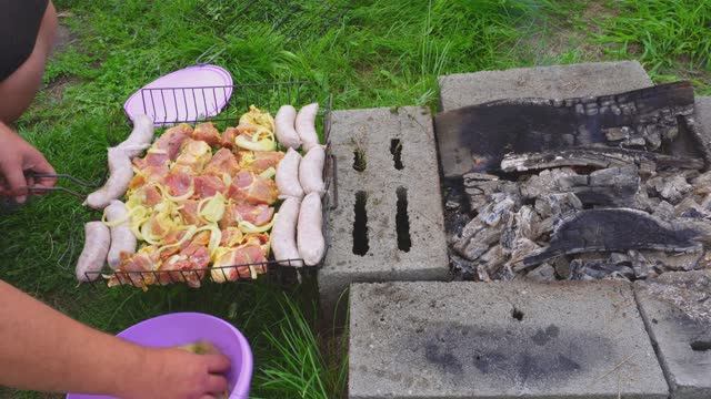 ШАШЛЫК КОТОРЫЙ ХОЧЕТСЯ подвал ильича Готовлю на каменном мангале шашлык и колбаски для гриля смотреть онлайн