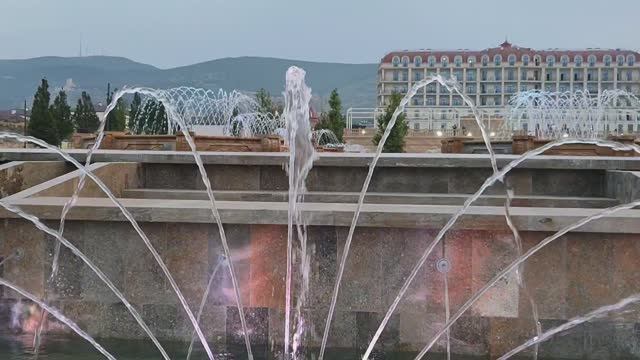 Светомузыкальный фонтан в парке имени Низами Гянджеви в Дербенте смотреть онлайн