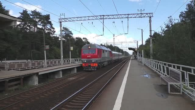 Тепловоз ТЭП70БС-352 (ТЧЭ-14) с двумя пассажирскими вагонами следует по 1-му главному пути. смотреть онлайн