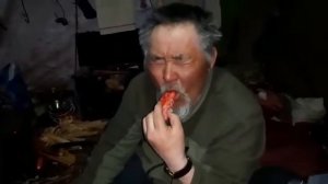 Лесной  ресторан: якутские охотники  едят  олений костный мозг и печенку. Деликатес Севера.
