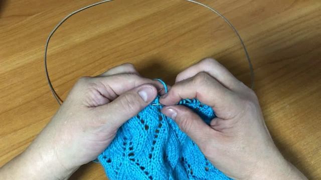 Красивые листики. Узор вяжем спицами смотреть онлайн