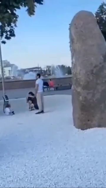 Выставка многотонных камней под открытым небом на набережной. смотреть онлайн