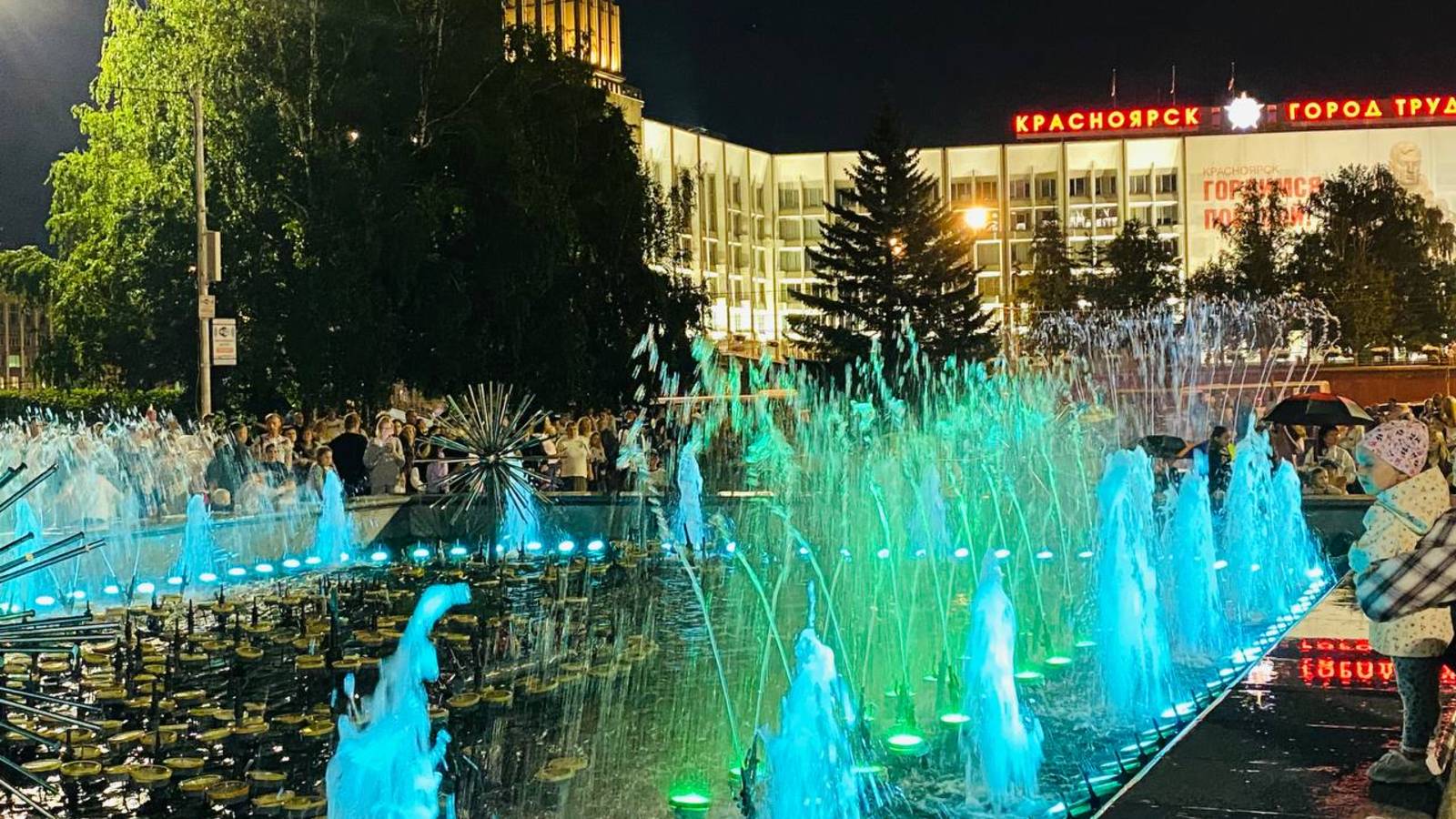 Фонтаны в Красноярске на Театральной площади 22 августа 2025 года смотреть онлайн