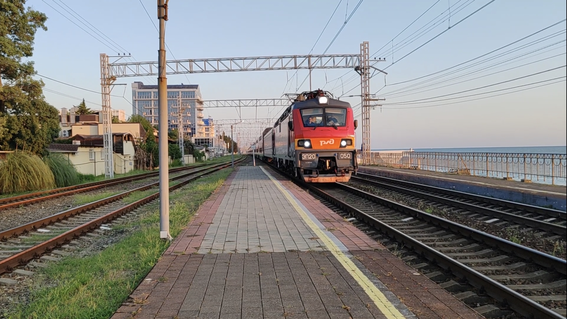 Солнечный, с красивым закатом вечер на станции Известия. 4 часть