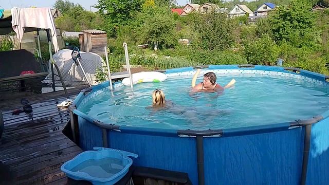 Купаюсь на даче в бассейне, прыгаю, ныряю, плаваю. Очень классно, летний отдых