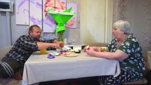 Какой у нас праздник? Так вкусно кушаем вместе с мамой Красивый качан капусты Жизнь семьи в Сибири