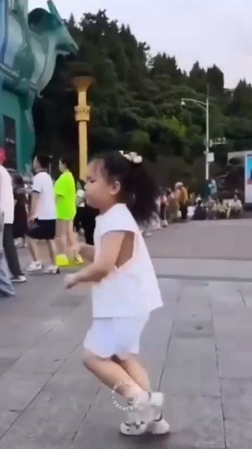 Малышка танцует лучше некоторых взрослых