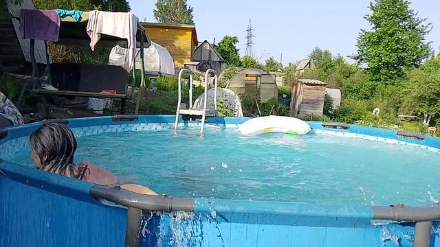 Купаюсь на даче в бассейне, прыгаю, ныряю, плаваю. Очень классно, летний отдых