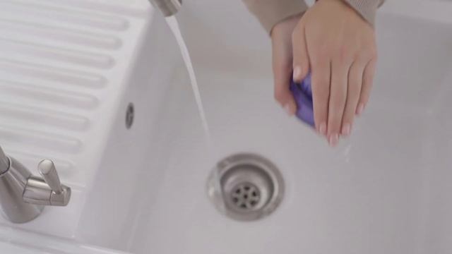 How to clean your Dyson Micro 1.5kg™ cordless vacuum's filter смотреть онлайн