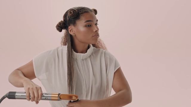 How to create a stretched blow out with the Dyson Airwrap™ multi-styler смотреть онлайн