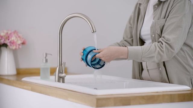 How to clean your Dyson Gen5detect™ cordless vacuum's filter смотреть онлайн