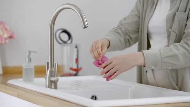 How to empty and clean the clear bin on your Dyson Gen5detect™ cordess vacuum смотреть онлайн