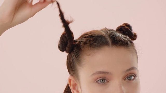 How to Create a '90s-inspired straight blow out with the Dyson Airstrait™ straightener смотреть онлайн