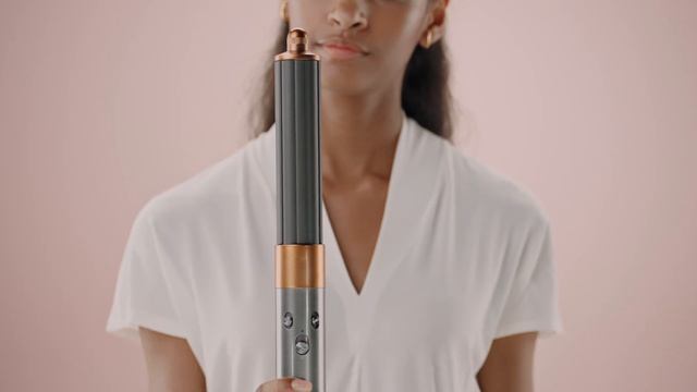 How to create a curly blow out with the Dyson Airwrap™ multi-styler and dryer смотреть онлайн