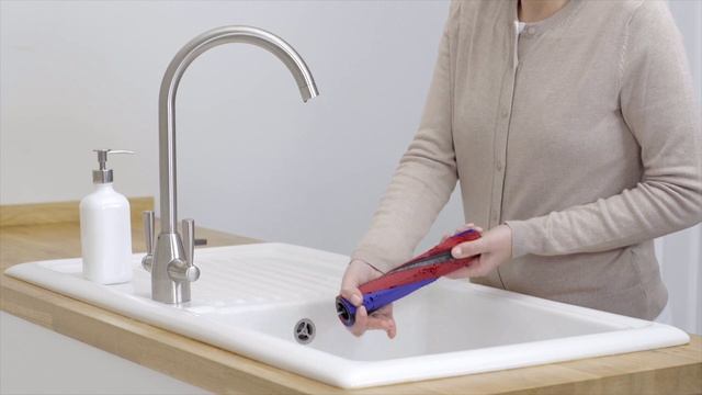How to clean your Dyson Micro 1.5kg™ cordless vacuum's soft roller brush bar смотреть онлайн