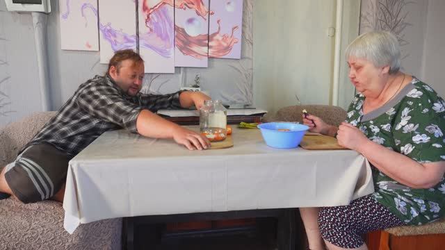 УСТАЛИ С СЫНОМ КАЖДЫЙ ДЕНЬ МАРИНОВАТЬ ОВОЩИ С ГРЯДОК НЕКУДА ДЕВАТЬ ворчим от их достатка но маринуем смотреть онлайн