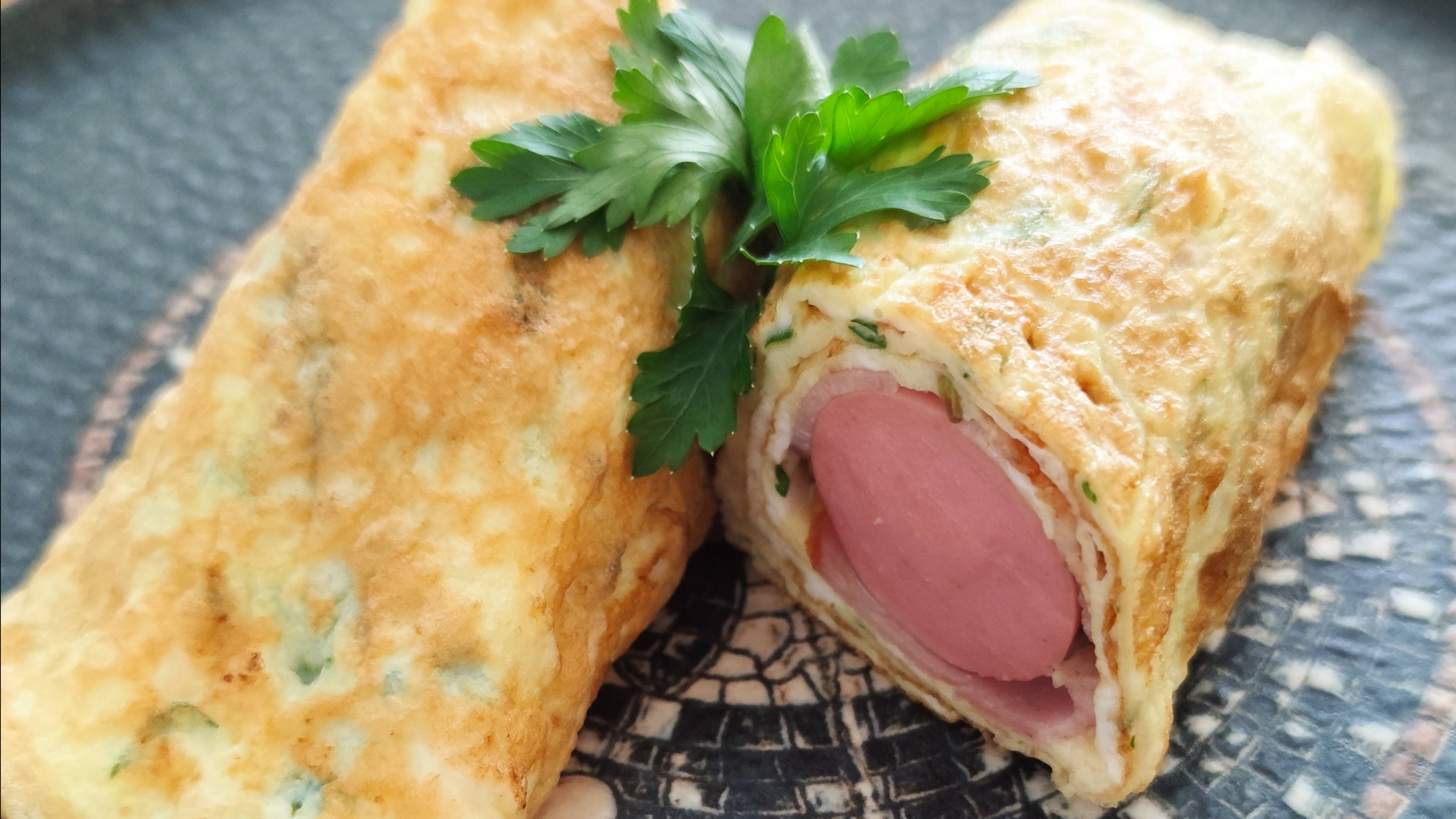 Рулет из омлета с сосиской в беконе.