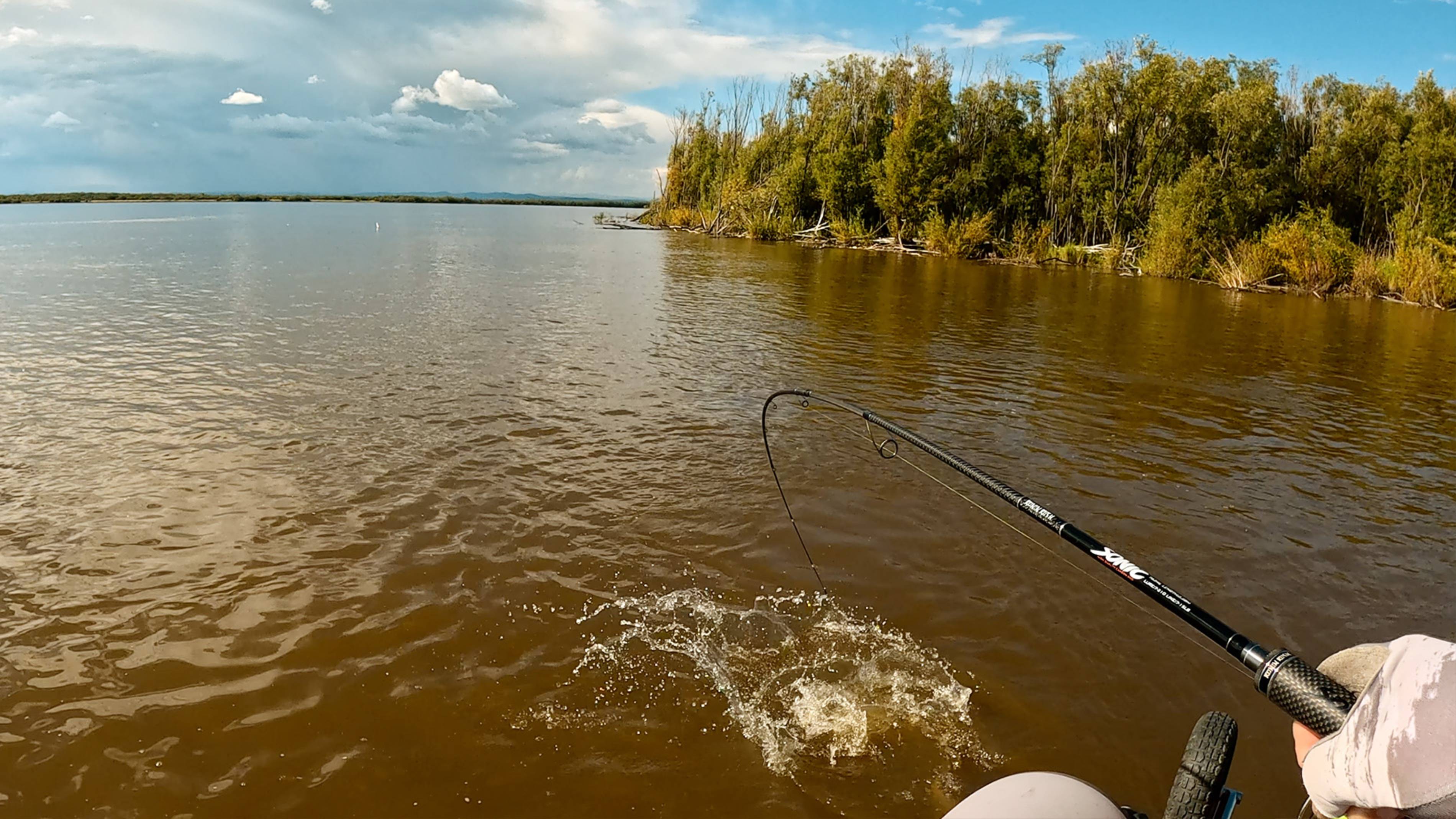 РЫБАЛКА на СПИННИНГ по большой воде, рыбу нашел смотреть онлайн