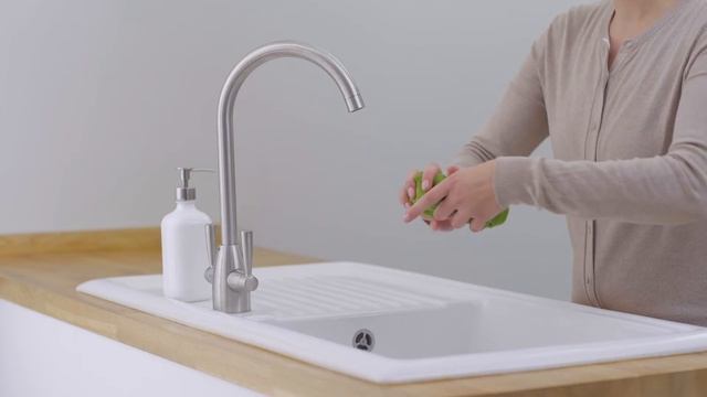 How to empty and clean the clear bin on your Dyson Micro 1.5kg™ cordless vacuum смотреть онлайн