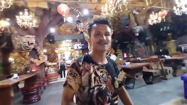 Тайланд. Таец посылает на х... русских на русском языке не зная языка. Продавец в бутике