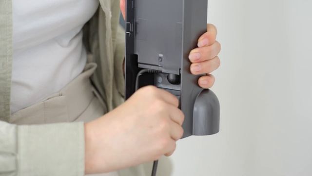 How to set up the docking station for your Dyson Gen5detect™ смотреть онлайн