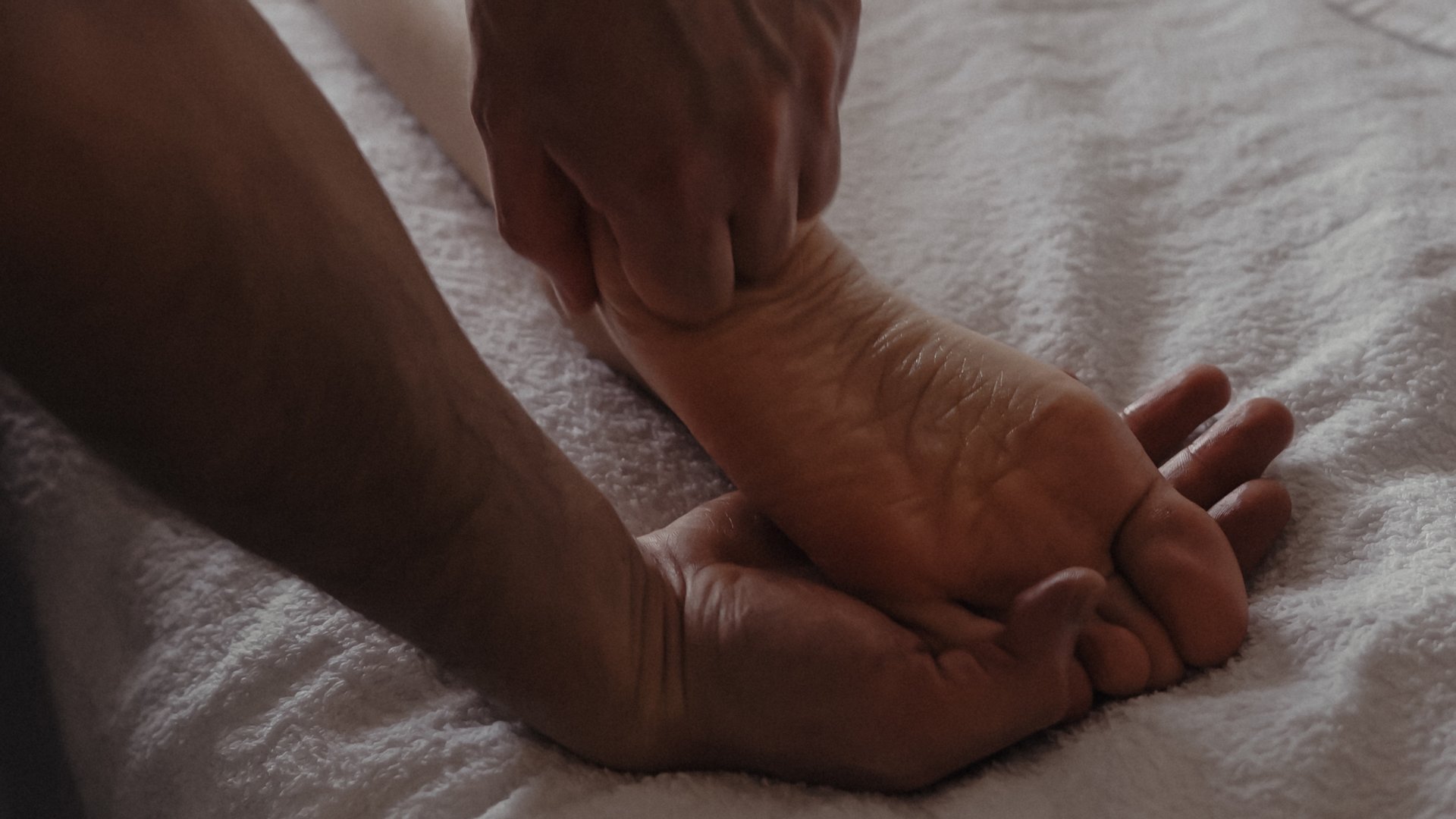 Как делать массаж стоп: техника, которая повышает ценность и чек 🚀 смотреть онлайн