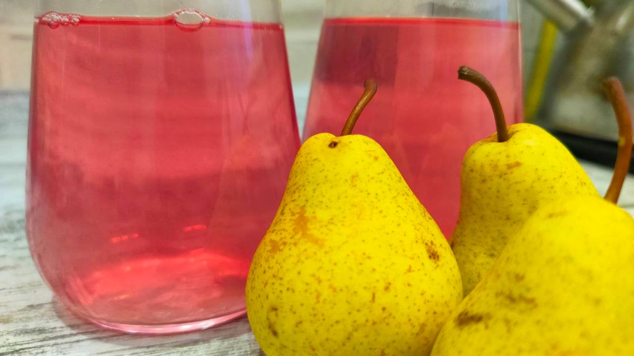 Рецепт компота из груш, красной и чёрной смородины. Всесезонный вариант. смотреть онлайн