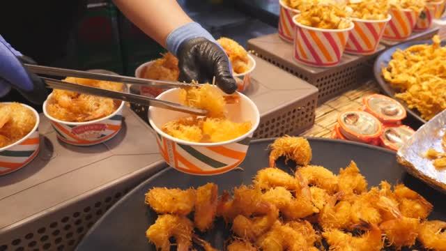 Жареный молодой краб, креветки, курица Корейская уличная еда смотреть онлайн