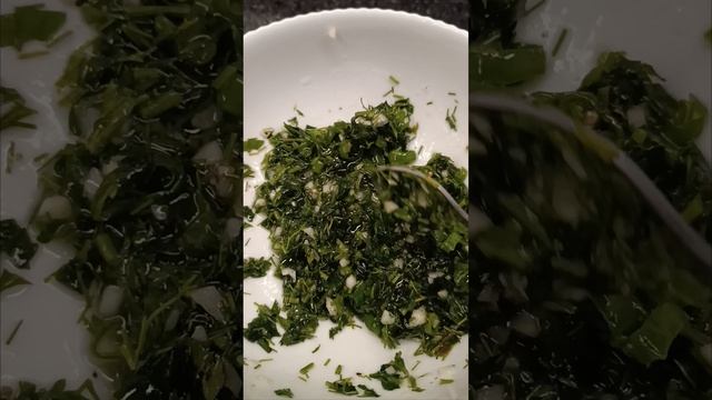 Фокачча, хлеб, с зеленью, чесноком и оливковым маслом