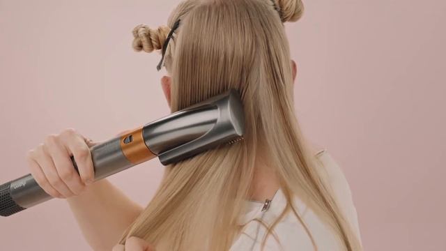 How to create a sleek side part with the Dyson Airwrap™ multi-styler смотреть онлайн