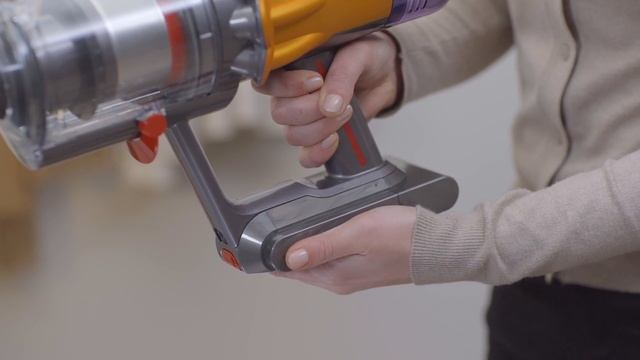 How to charge your Dyson V12 Detect Slim™ cordless vacuum смотреть онлайн
