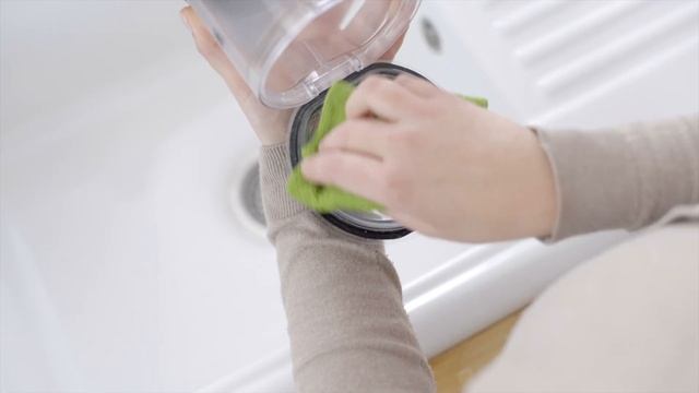 How to empty and clean the clear bin on your Dyson V8™ and V7 Advanced™ cordless vacuum смотреть онлайн