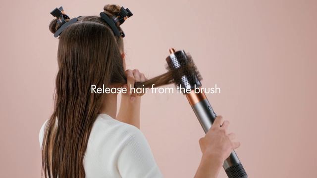 How to create a voluminous blow out with the NEW Dyson Airwrap Large round volumizing brush смотреть онлайн