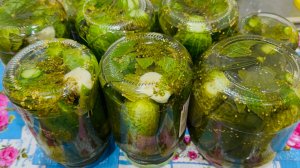 Огурцы маринованные на зиму в банках / Как замариновать вкусные и хрустящие огурцы на зиму
