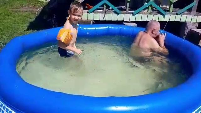 Отдыхаем на даче, пилим дрова, купаемся в бассейне, топим баню, жарим шашлыки