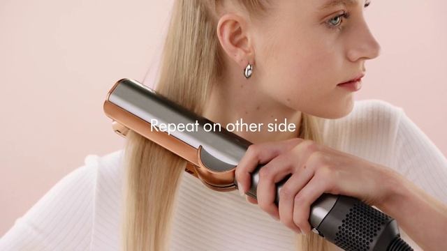 How to Create a naturally straight blow out with the Dyson Airstrait™ straightener смотреть онлайн