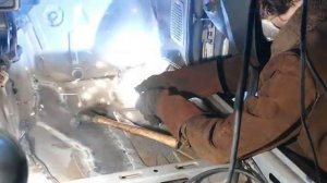 Patching Rusted Floors BMW Edition Fixing my Girlfriends 5 Series Part 2 -Видео от SimonFordman